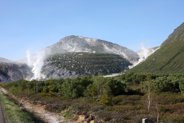 屈斜路湖畔の火山地帯と硫黄山の白煙