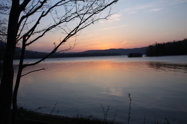 阿寒湖の夕映えと湖面の輝き