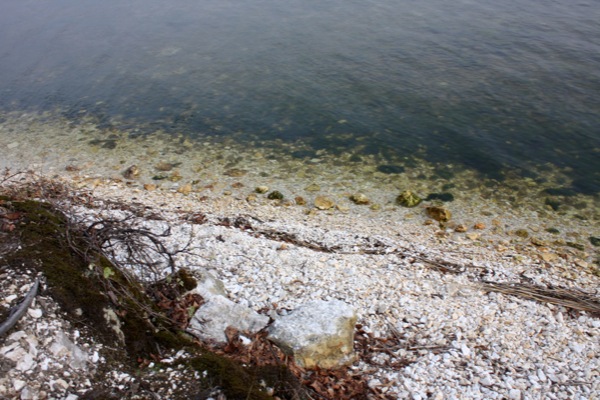 阿寒湖畔の「ボッケ」そばの黄色い石たち