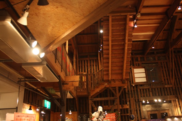 小樽オルゴール堂本館の木製壁