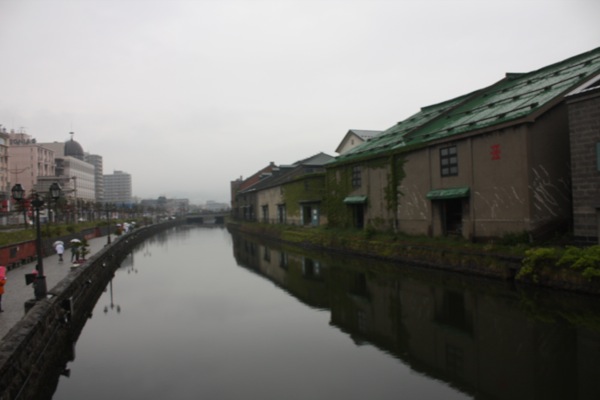 小雨に濡れた小樽運河と倉庫群