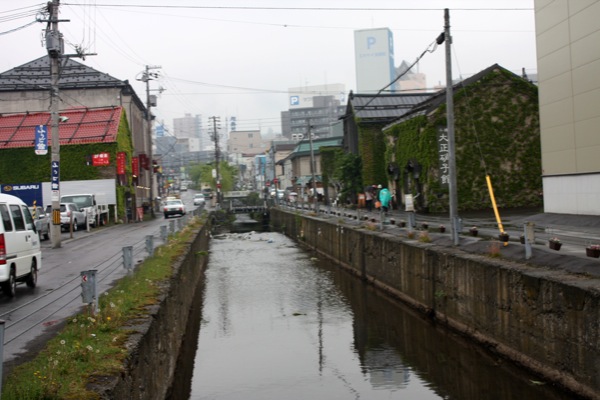 小樽市内の川岸景色
