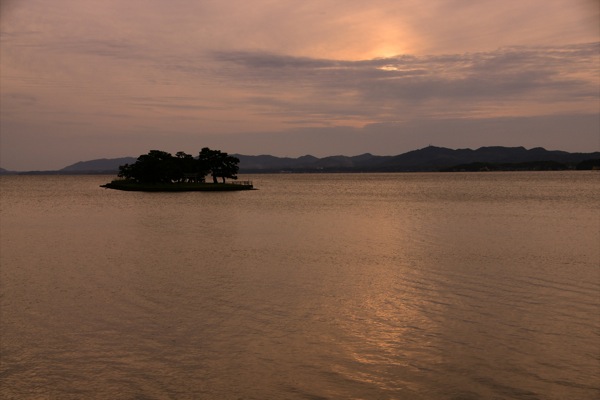 宍道湖と雲間の夕陽