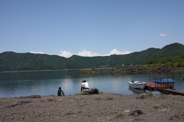初夏の本栖湖の湖岸風景、人とボート