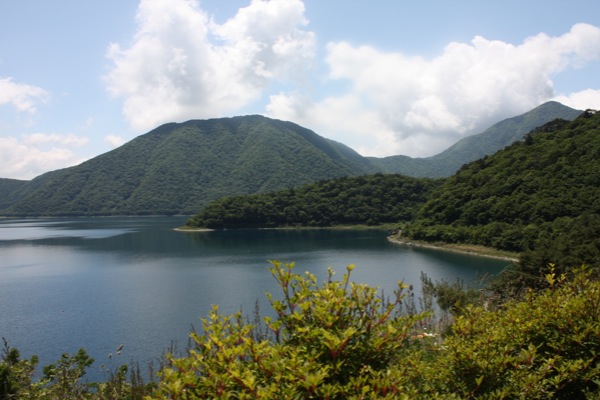 富士五湖の１つ、初夏の本栖湖の湖岸風景