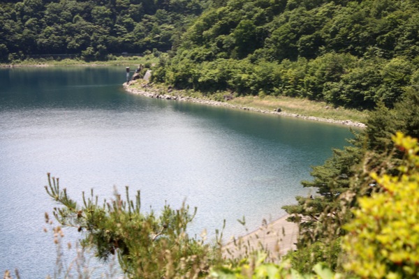 初夏の「本栖湖」の青い湖水と湖岸風景