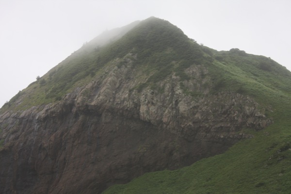 佐渡の奇岩、霧雨に煙る一枚岩の「大野亀」