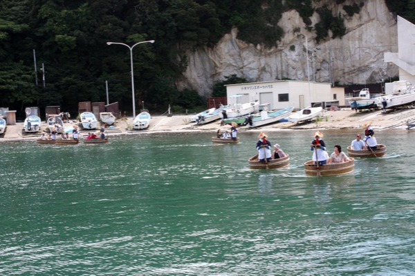 佐渡小木港の「たらい舟」/癒し憩い画像データベース
