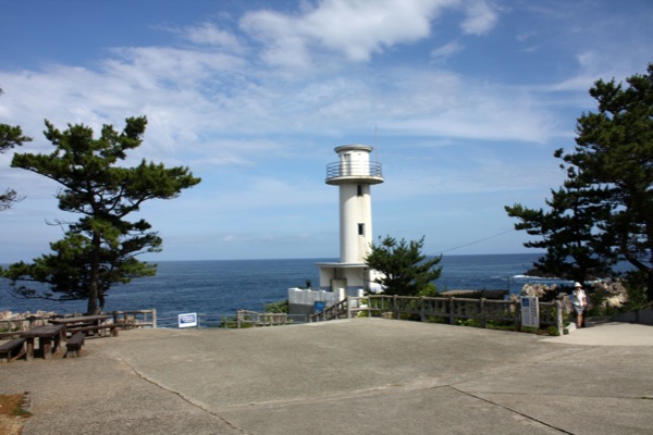 佐渡の尖閣湾に建つ大埼灯台