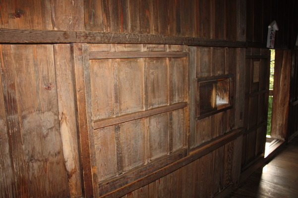 丸岡城の１階内部、素朴な板壁と箱狭間