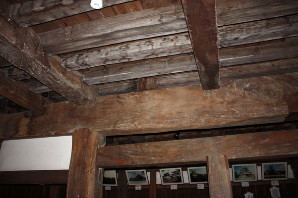 丸岡城の１階内部、天井の梁と木組み