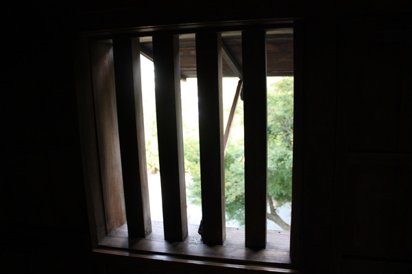 丸岡城の１階内部の突上戸付き連子窓