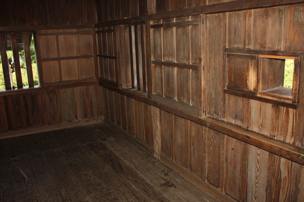 丸岡城の１階内部、連子窓と箱狭間