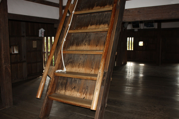 丸岡城の１階内部、２階への階段