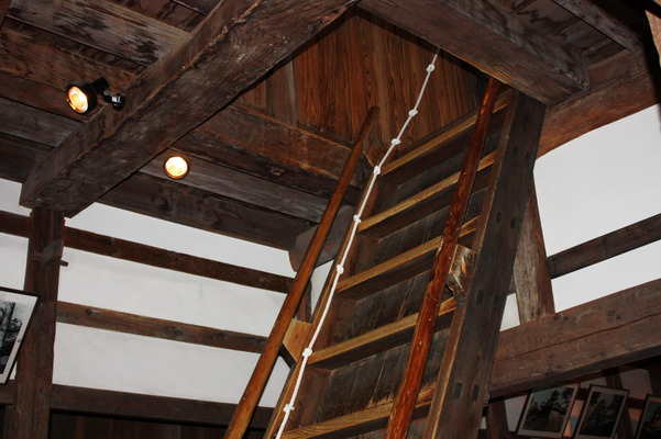 丸岡城の１階内部、２階への急階段