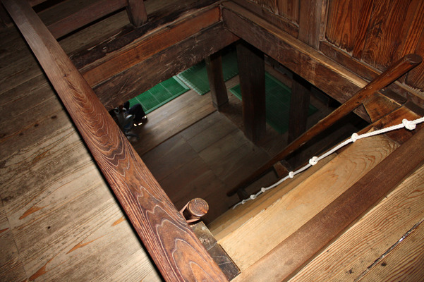 丸岡城の２階内部、急階段から見た１階部分