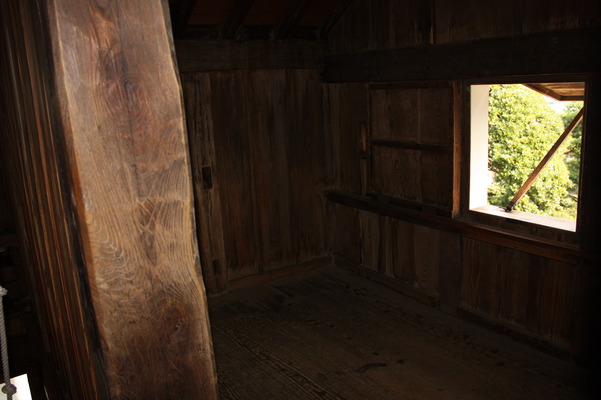 丸岡城の２階内部と突上戸付きの明かり窓