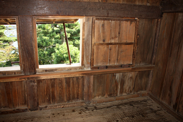 丸岡城の２階内部と突上戸付き窓