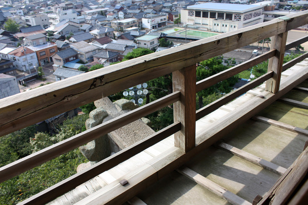 丸岡城の３階（最上階）の回廊と欄干