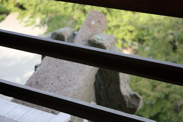 欄干から見る、石で出来た丸岡城の鬼瓦