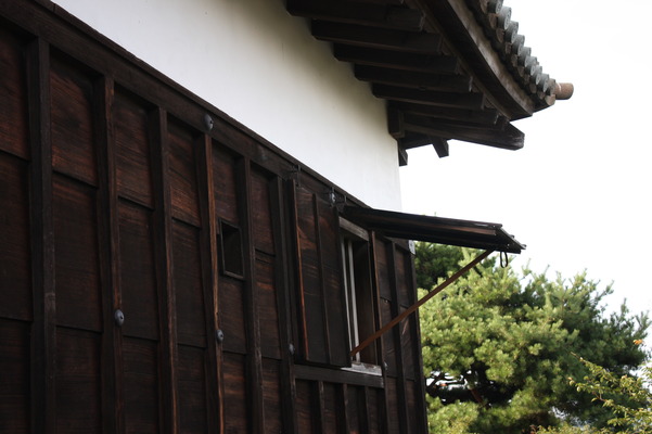 丸岡城の黒板壁と突上戸付き連子窓