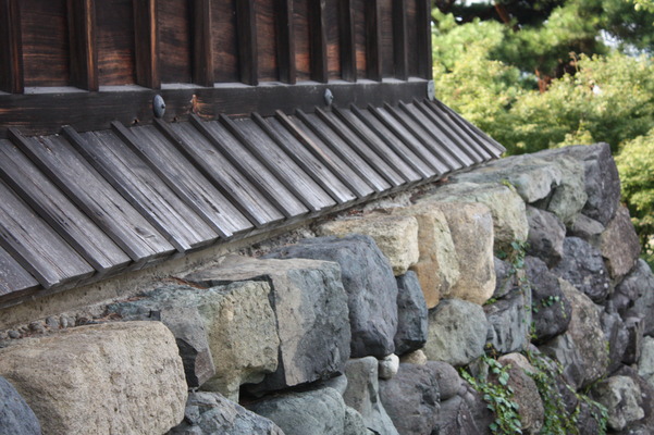 丸岡城の天守台を被う腰屋根と石垣