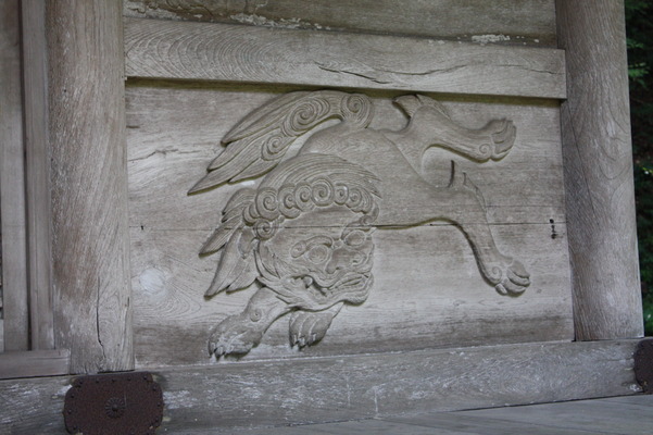 越前・那谷寺の護摩堂、板壁の唐獅子彫刻
