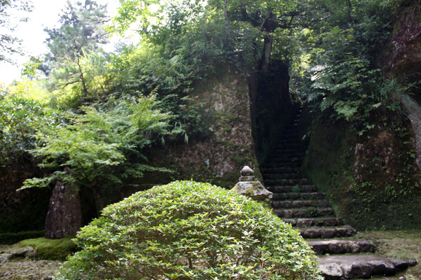 越前・那谷寺の石山と中の石段
