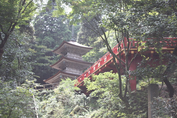 越前・那谷寺の「三重塔」と「楓月橋」