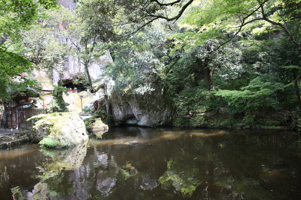 越前・那谷寺の「奇岩遊仙境」前の池