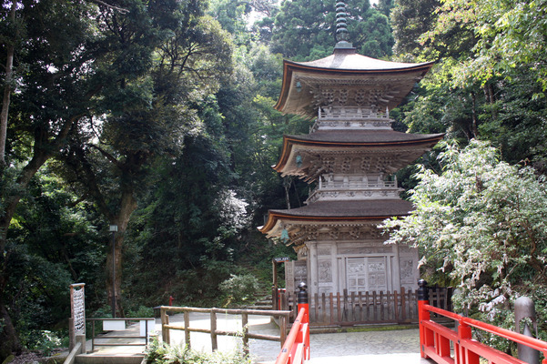緑葉期の越前・那谷寺「三重塔」