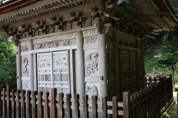 緑葉期の那谷寺「三重塔」の壁面彫刻