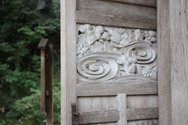 緑葉期の那谷寺「三重塔」の扉彫刻