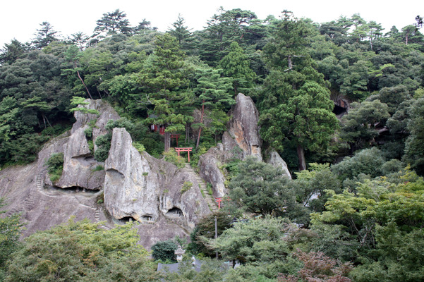 越前・那谷寺の「奇岩遊仙境」と森