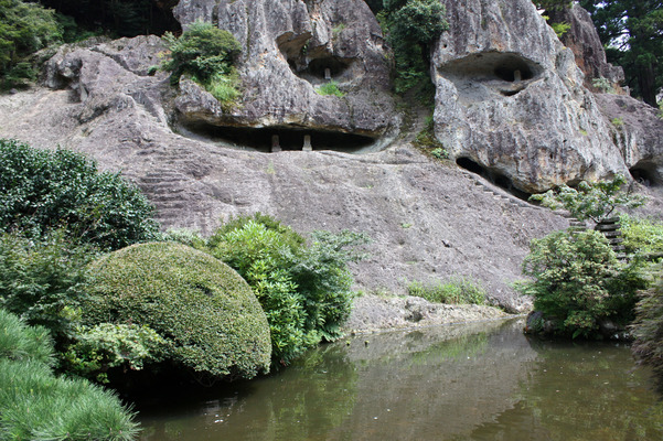 越前・那谷寺の「奇岩遊仙境」、岩と池