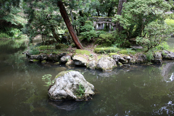 那谷寺・「奇岩遊仙境」前の池