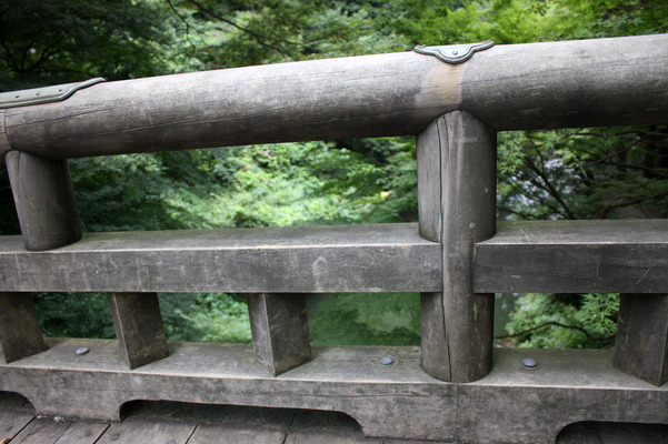 加賀・山中温泉の「こおろぎ橋」と欄干からのモミジ