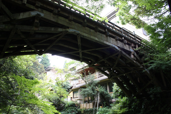 山中温泉の名所、総檜造りの「こおろぎ橋」