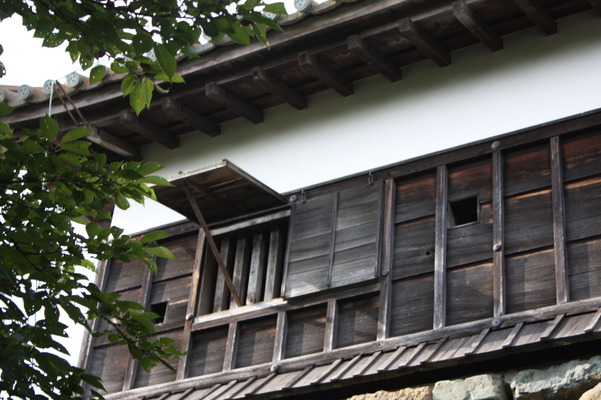 丸岡城・天守閣の黒板壁、銃眼と格子窓