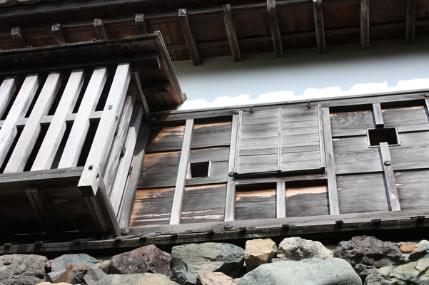 丸岡城・天守閣の出格子窓と黒板塀