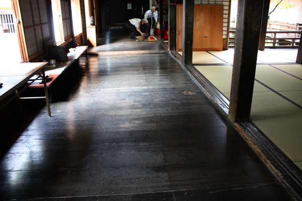 越前・瀧谷寺の本堂内部、黒光りする廊下