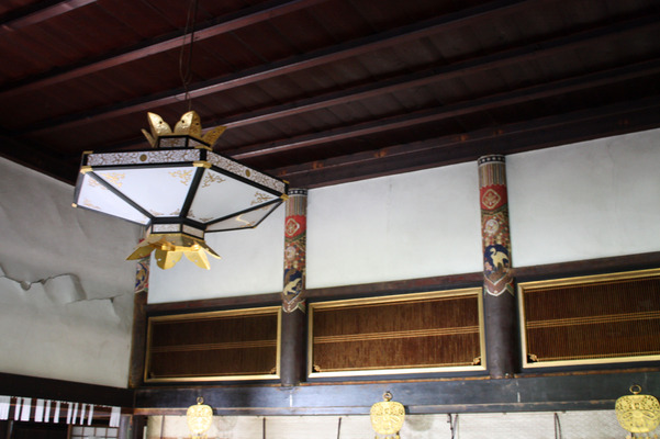 越前・瀧谷寺の本堂内部、天井と欄間飾り