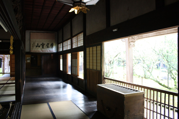 越前・瀧谷寺の本堂内部、黒光りする廊下