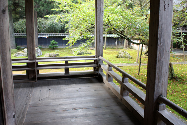 越前・瀧谷寺の観音堂、廊下から見る石庭
