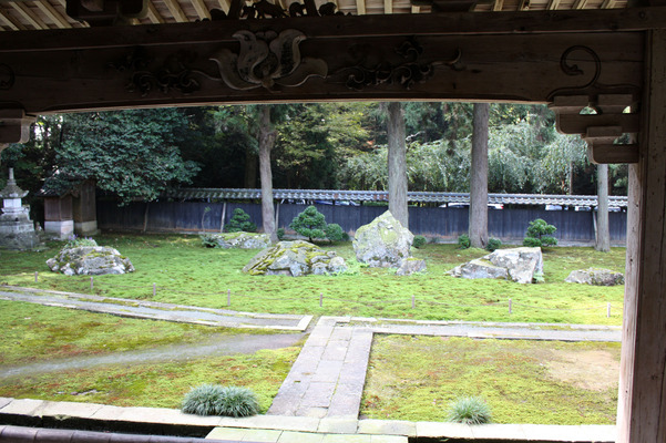 越前・瀧谷寺の観音堂から見る石庭