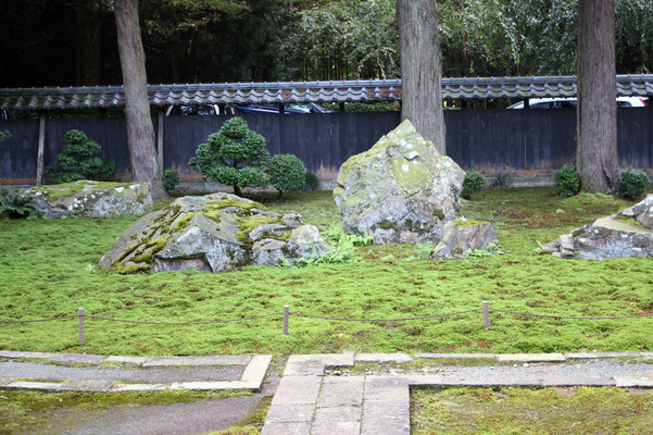 越前・瀧谷寺の観音堂から見た石庭