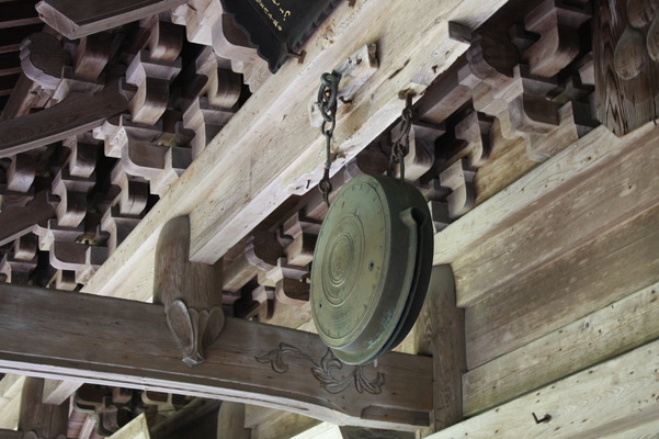 越前・瀧谷寺の観音堂の鐘と木組み