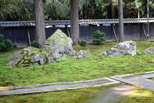 越前・瀧谷寺の観音堂から見た石庭
