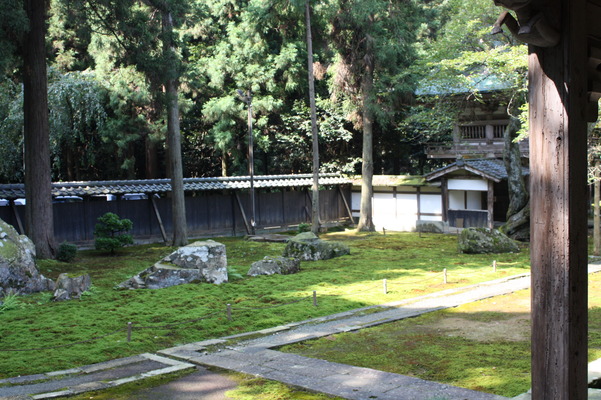 越前・瀧谷寺の観音堂から見た石庭と鐘楼堂