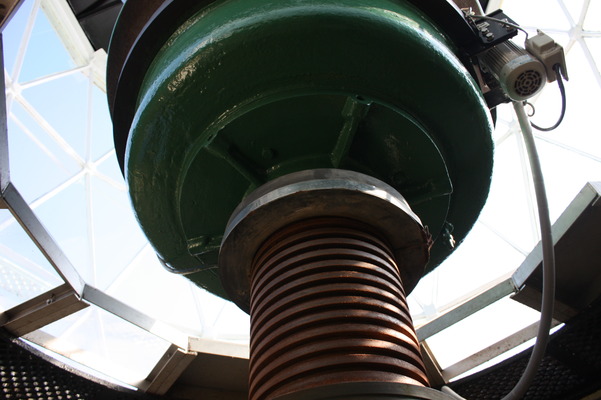 御前埼灯台の投光器と支柱